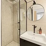 Refait A Neuf - 6 Perssones -