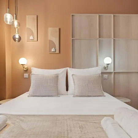 Refait à Neuf - 6 Perssones - * Paris